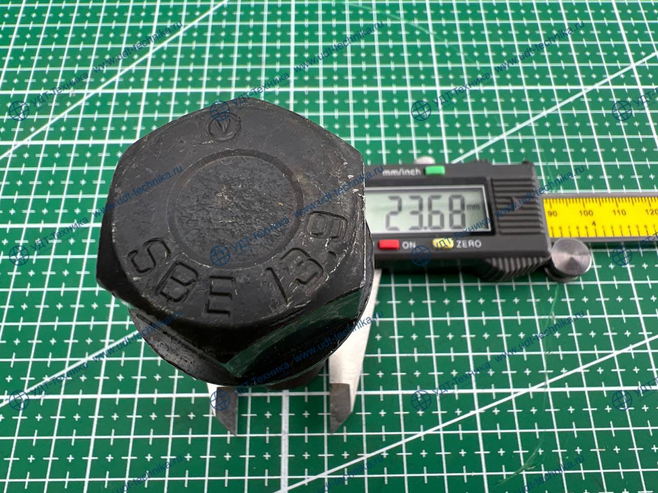 208-32-51210 Болт