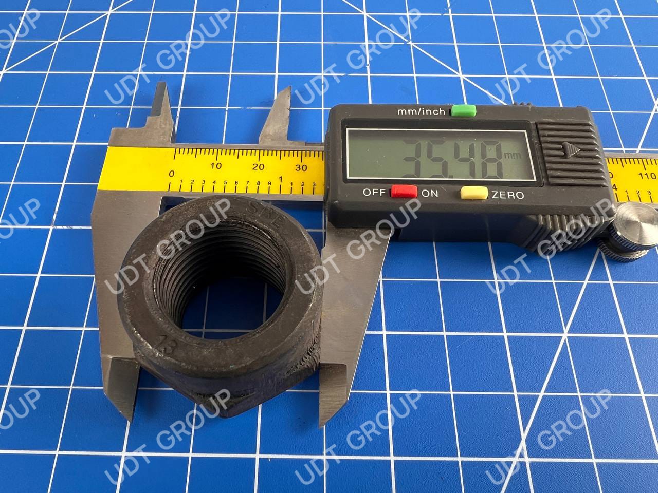 208-32-71220 Гайка M24x2)