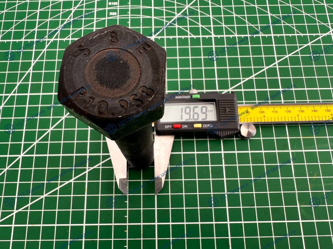 4901589 Болт М20х110