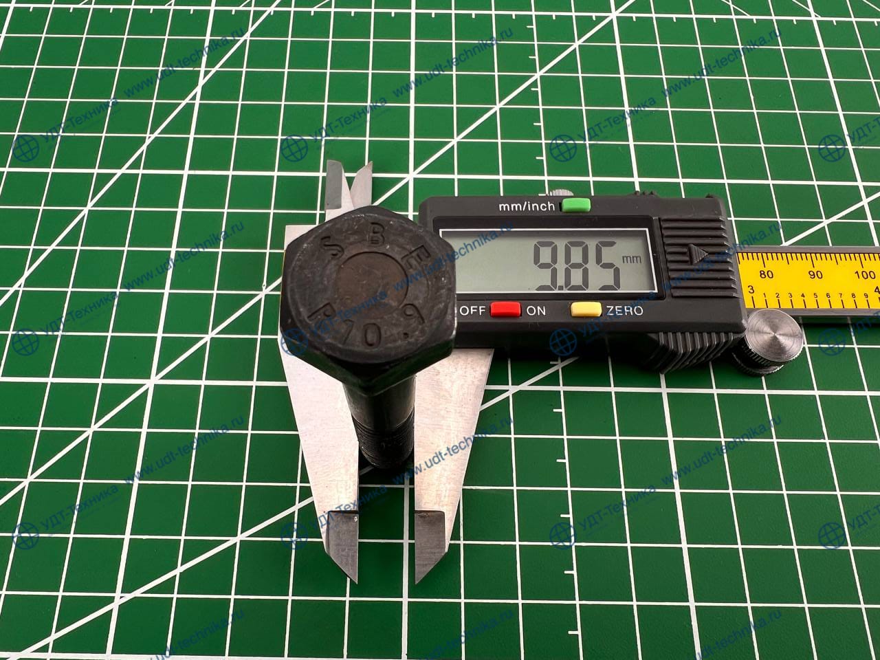 01010-31060 Болт