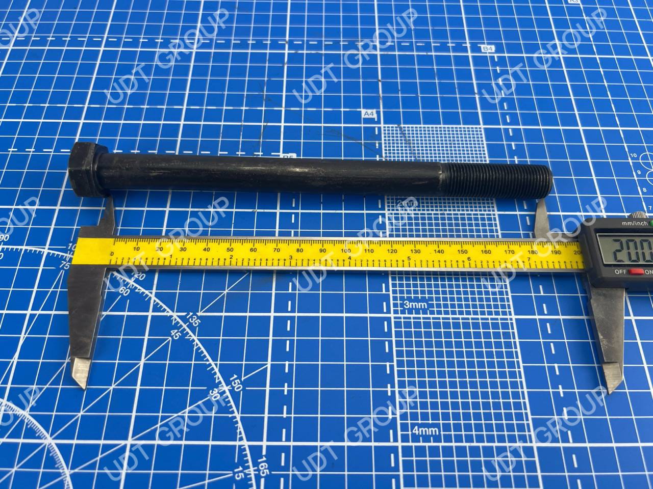 8S4753 Болт