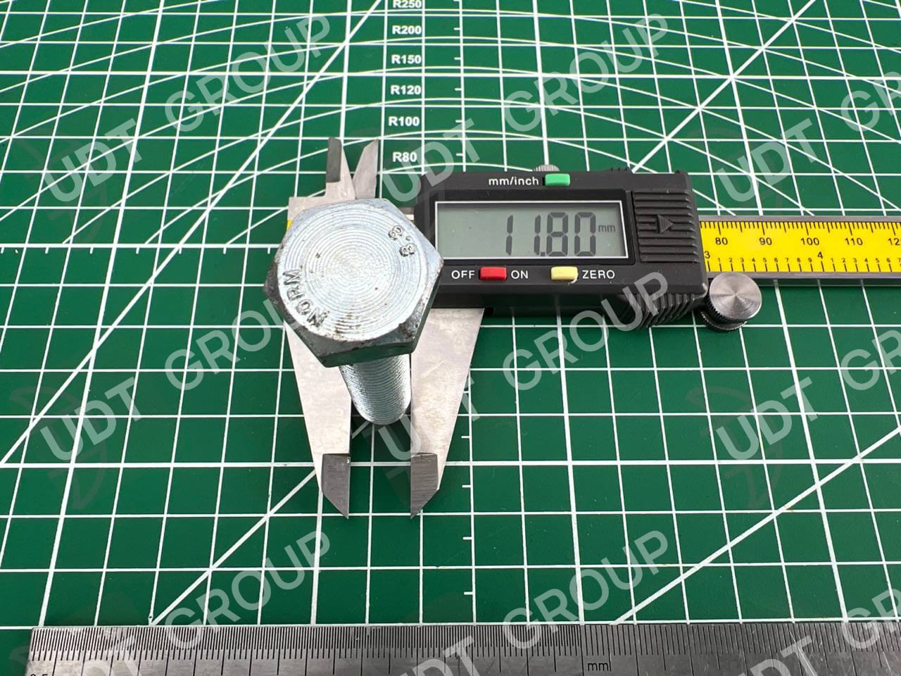 01010-81260 Болт