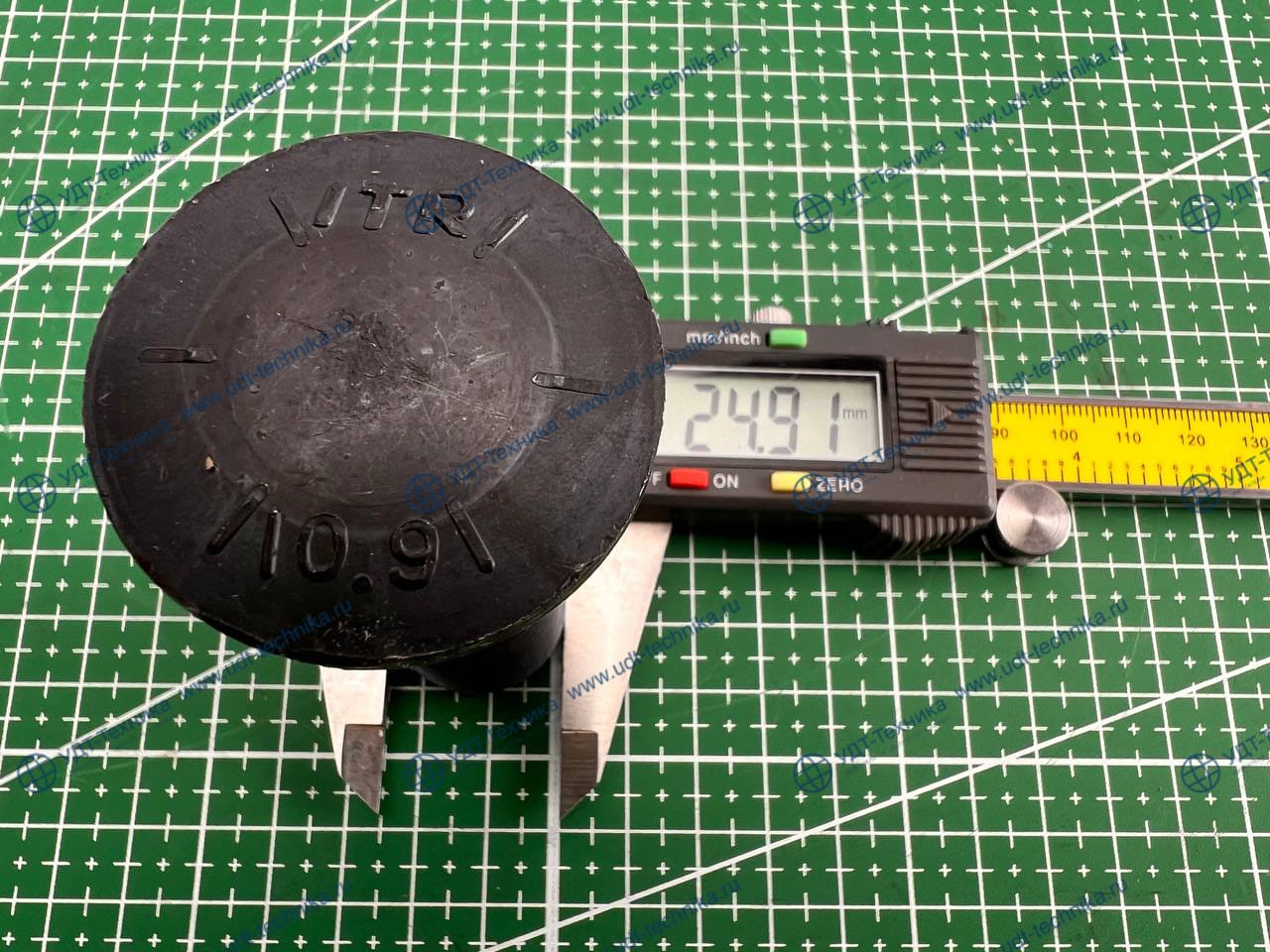 4J9058 Болт